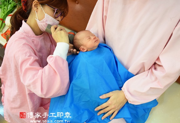 方哥哥(新北中和區到府嬰兒寶寶滿月剃頭理髮、免費到府嬰兒剃胎毛儀式吉祥話)。到府剃頭剃胎毛主持、專業拍照、DVD光碟、證書。★購買「臍帶章、肚臍章、胎毛筆刷印章」贈送：剃頭、收涎、抓周，三選一。2015.11.19 照片17